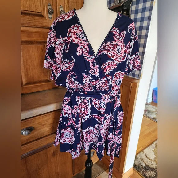 NEW Crown & Ivy Navy Paisley Print Top Size 1X (14/16) - Picture 6 of 11